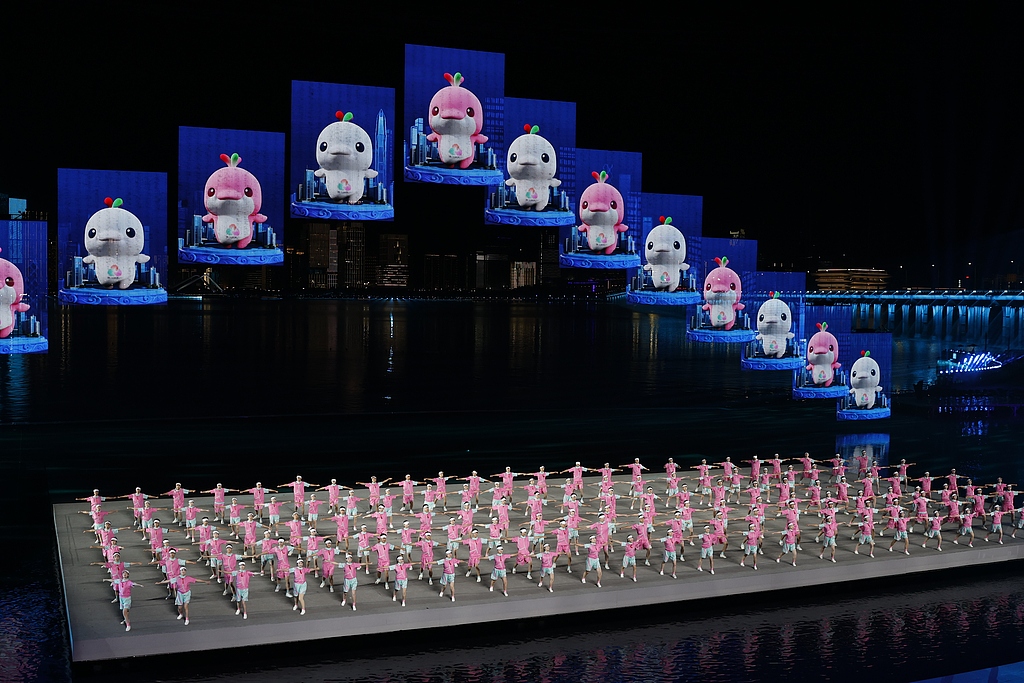 Teknologi mutakhir mendominasi pertunjukan gala upacara penutupan Pesta Olahraga Nasional Tiongkok ke-15 di Shenzhen, Provinsi Guangdong, Tiongkok selatan, 21 November 2025. /VCG