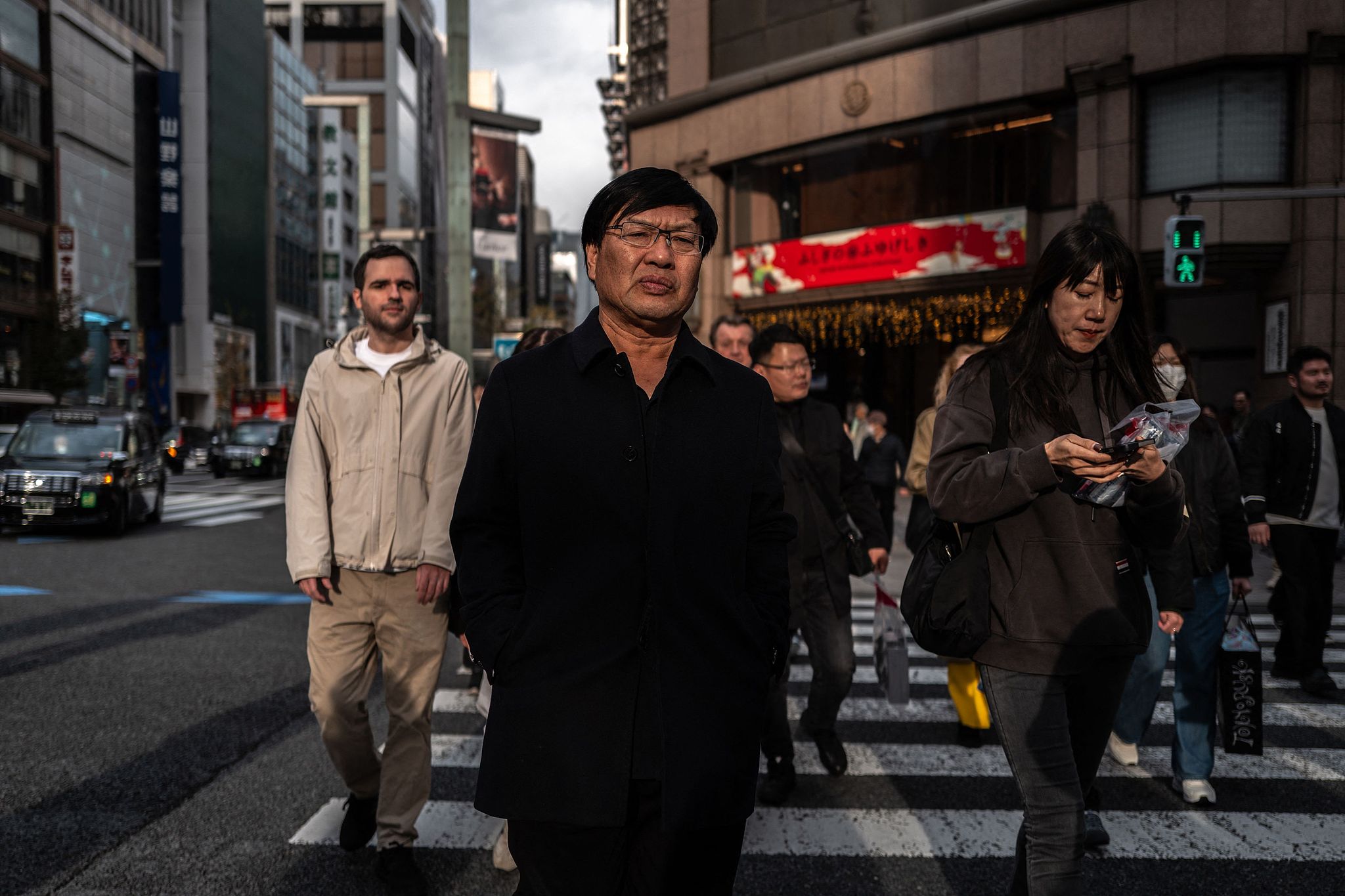 Pedestrians walk at the Ginza shopping district in Tokyo, Japan, on November 18, 2025. /VCG 