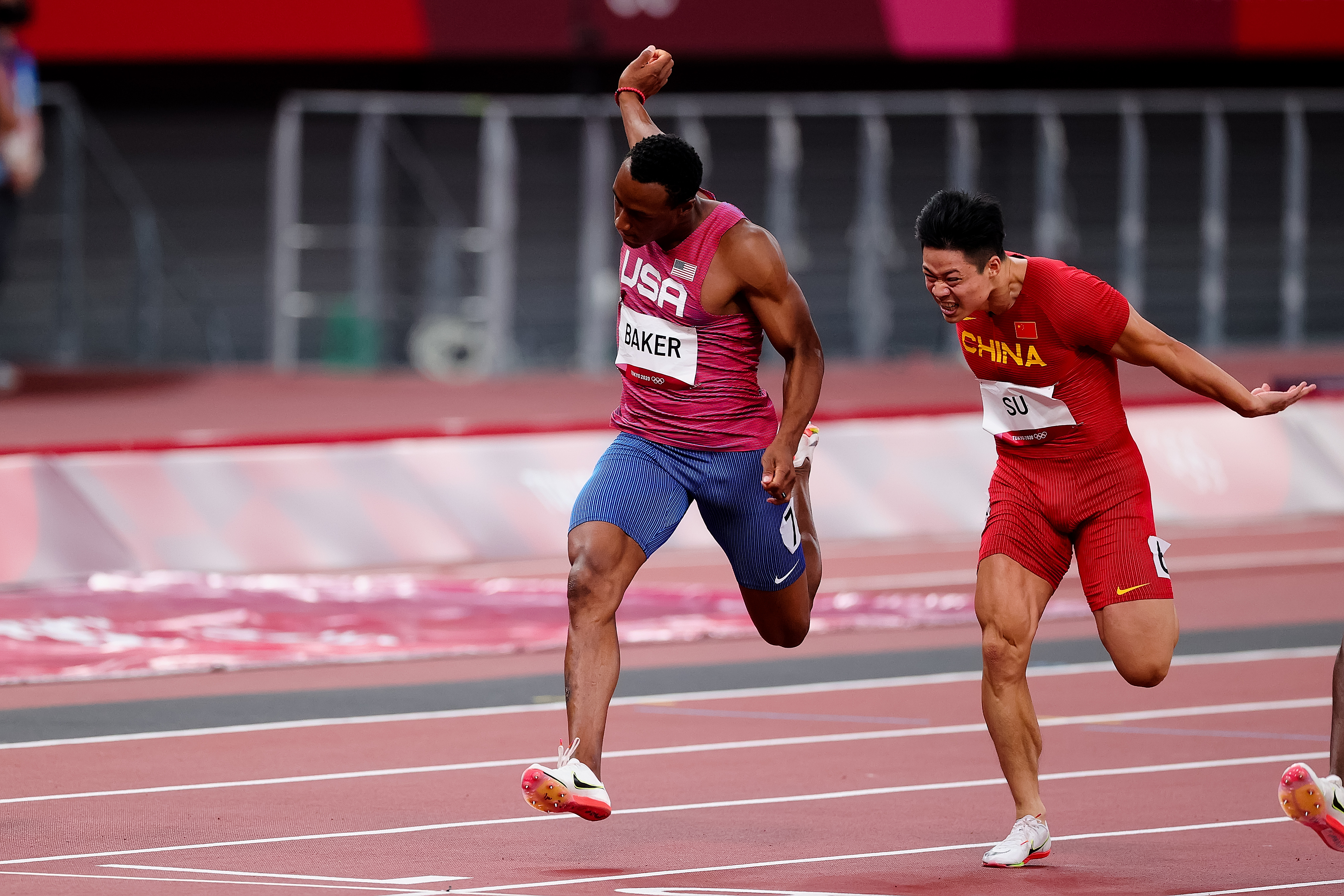 Su Bingtian of China (R) and Ronnie Baker of United States cross the line during the Men's 100m Final of the Tokyo 2020 Olympic Games in Tokyo, Japan, August 1, 2021. /VCG