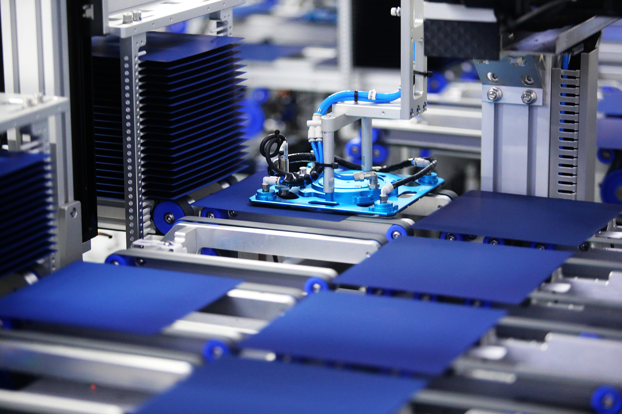 An automated assembly line is seen producing components of photovoltaic equipment in an intelligent manufacturing workshop of a solar photovoltaic power generation panel manufacturing enterprise in Jiangsu Province, September 11, 2025. /VCG