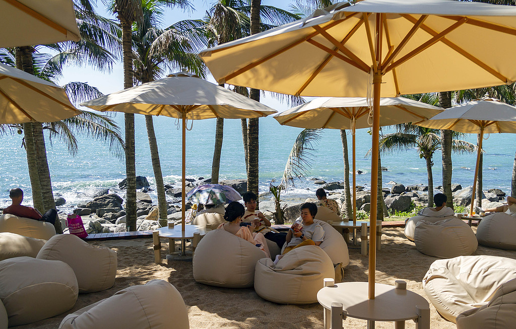 Para wisatawan berjemur di area rekreasi di pantai Sanya, Provinsi Hainan, Tiongkok selatan, 22 November 2025. /VCG