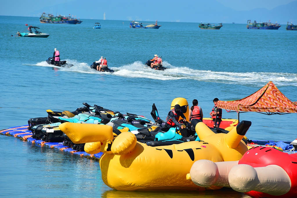 Wisatawan menikmati olahraga air di Teluk Sanya, Provinsi Hainan, Tiongkok selatan, 22 November 2025. /VCG