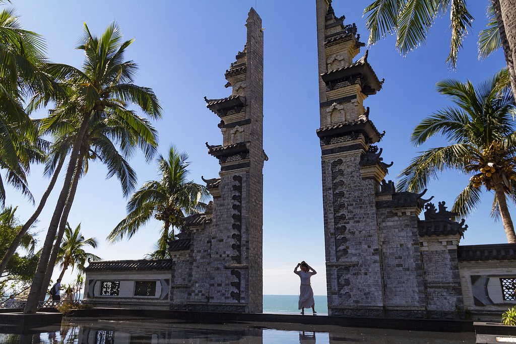Seorang turis mengambil foto di Taman Dongtian di Sanya, Provinsi Hainan, Tiongkok selatan, 22 November 2025. /VCG
