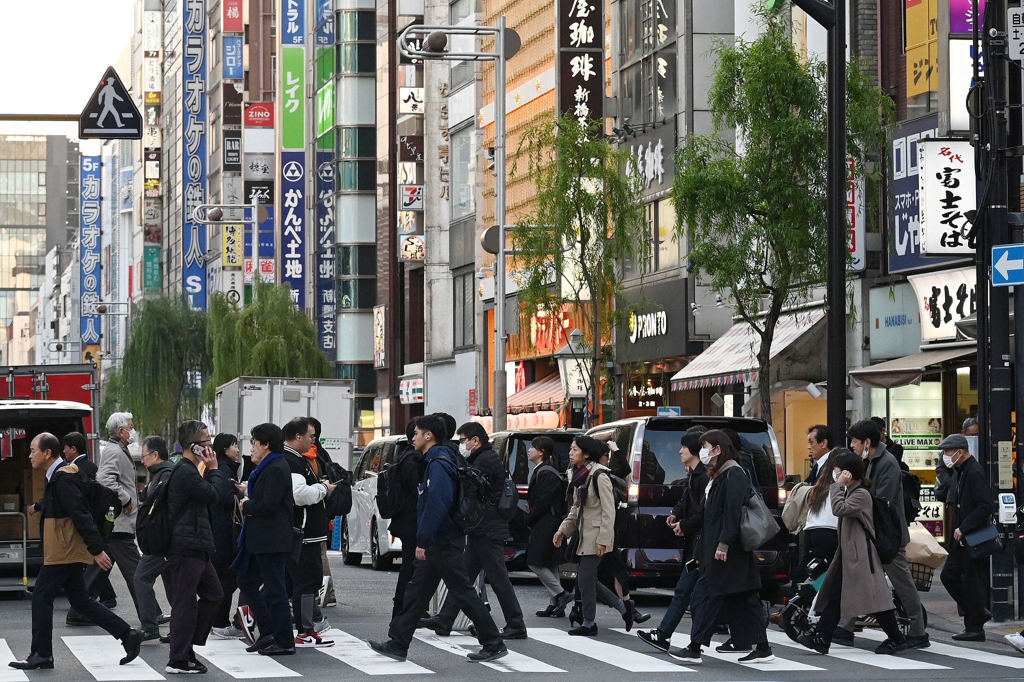 People cross a road at the Shimbashi district in Tokyo, Japan, November 20, 2025. /VCG