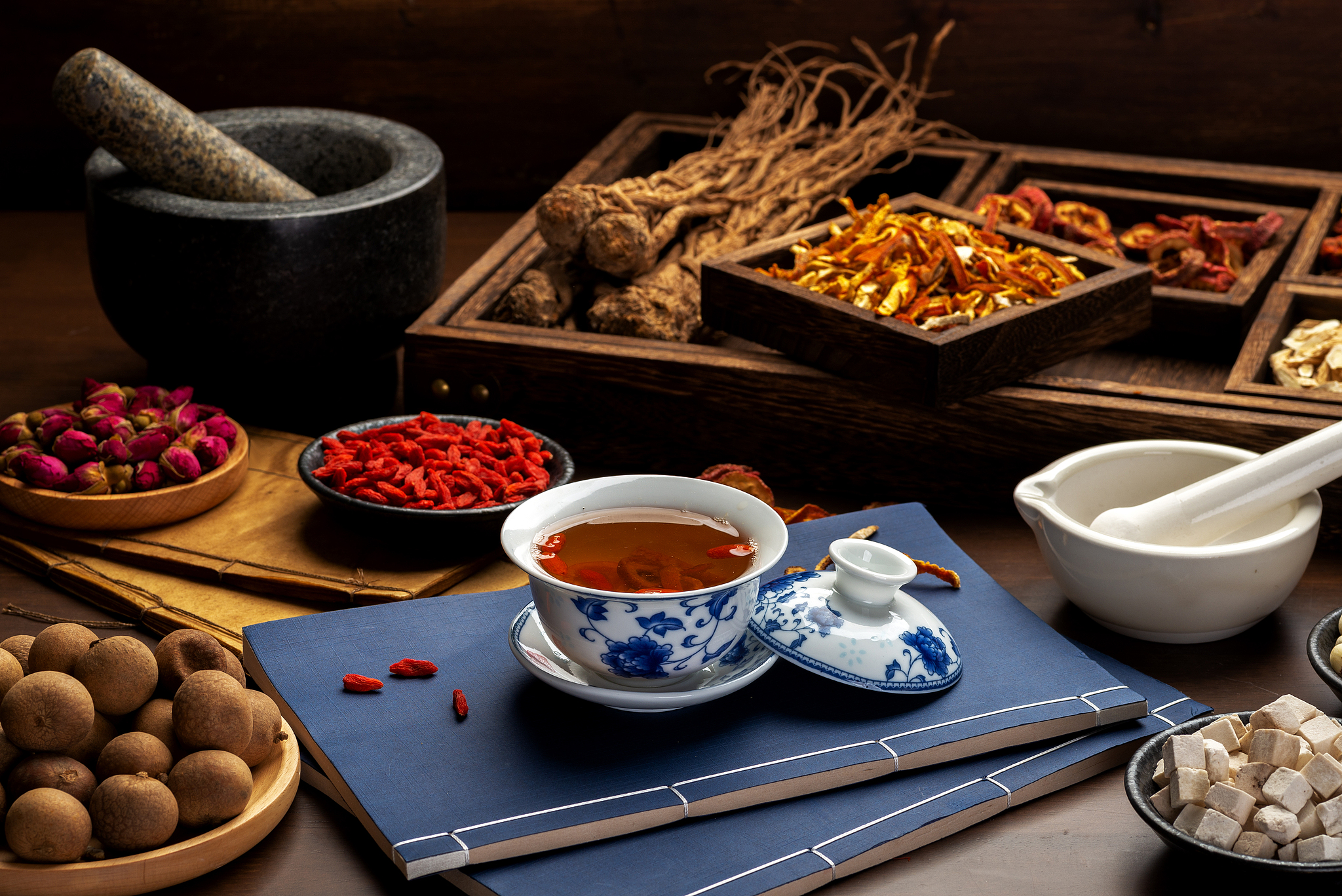 Chinese herbal health teas, often made with jujube, goji berries and edible flowers, are widely enjoyed during the colder months. /VCG