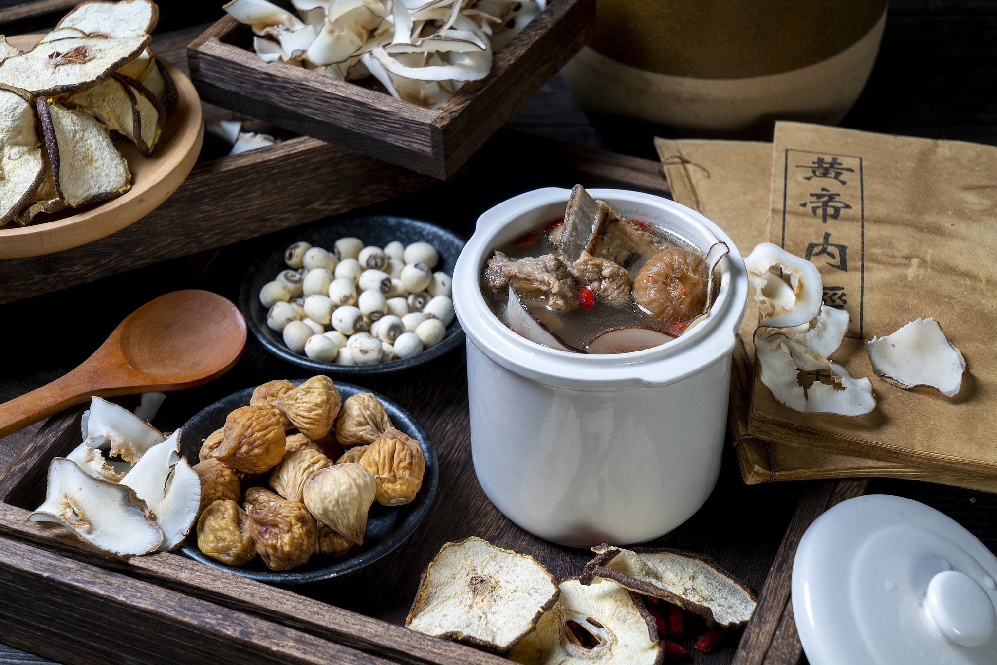 Soup made with figs, pears and pork ribs is a nourishing winter staple in many parts of China. /VCG