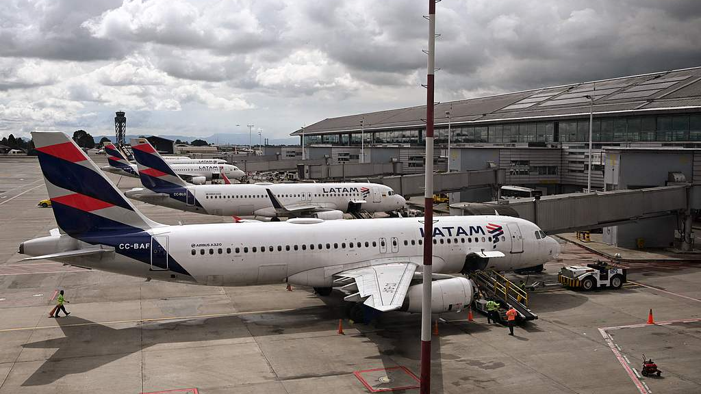 Six airlines cancelled their flights to Venezuela after the U.S. warned civil aviation authorities of an 