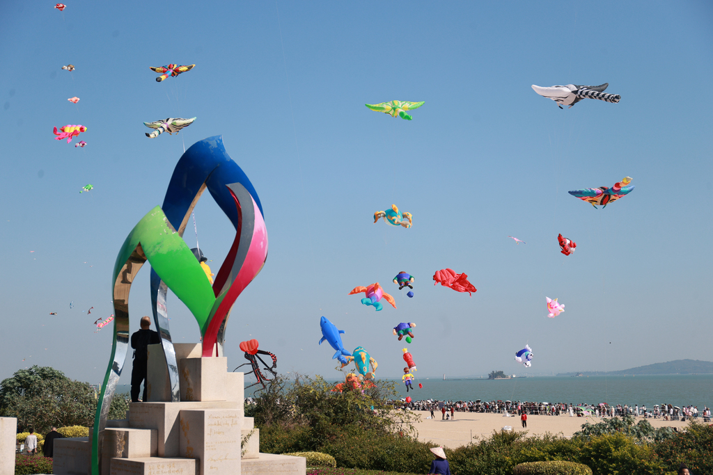 Citizens and tourists flew kites and enjoyed kite performances on the beach of Yefengzhai during the 2025 Cross-Straits (Xiamen) Kite Exchange Event in Xiamen, Fujian Province on November 23, 2025. /VCG 