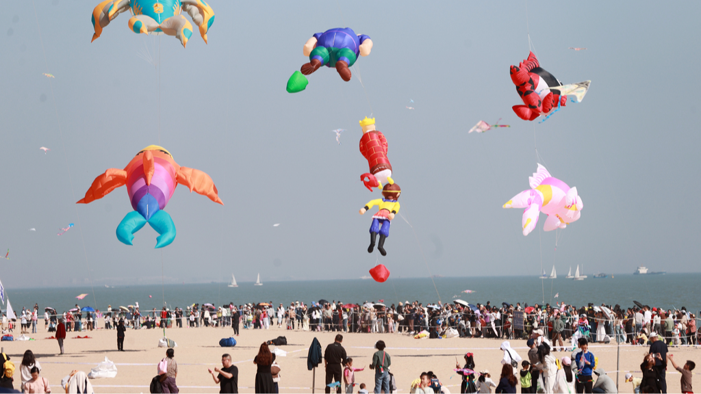 Cross-straits kite exchange dazzles beach with stunning displays