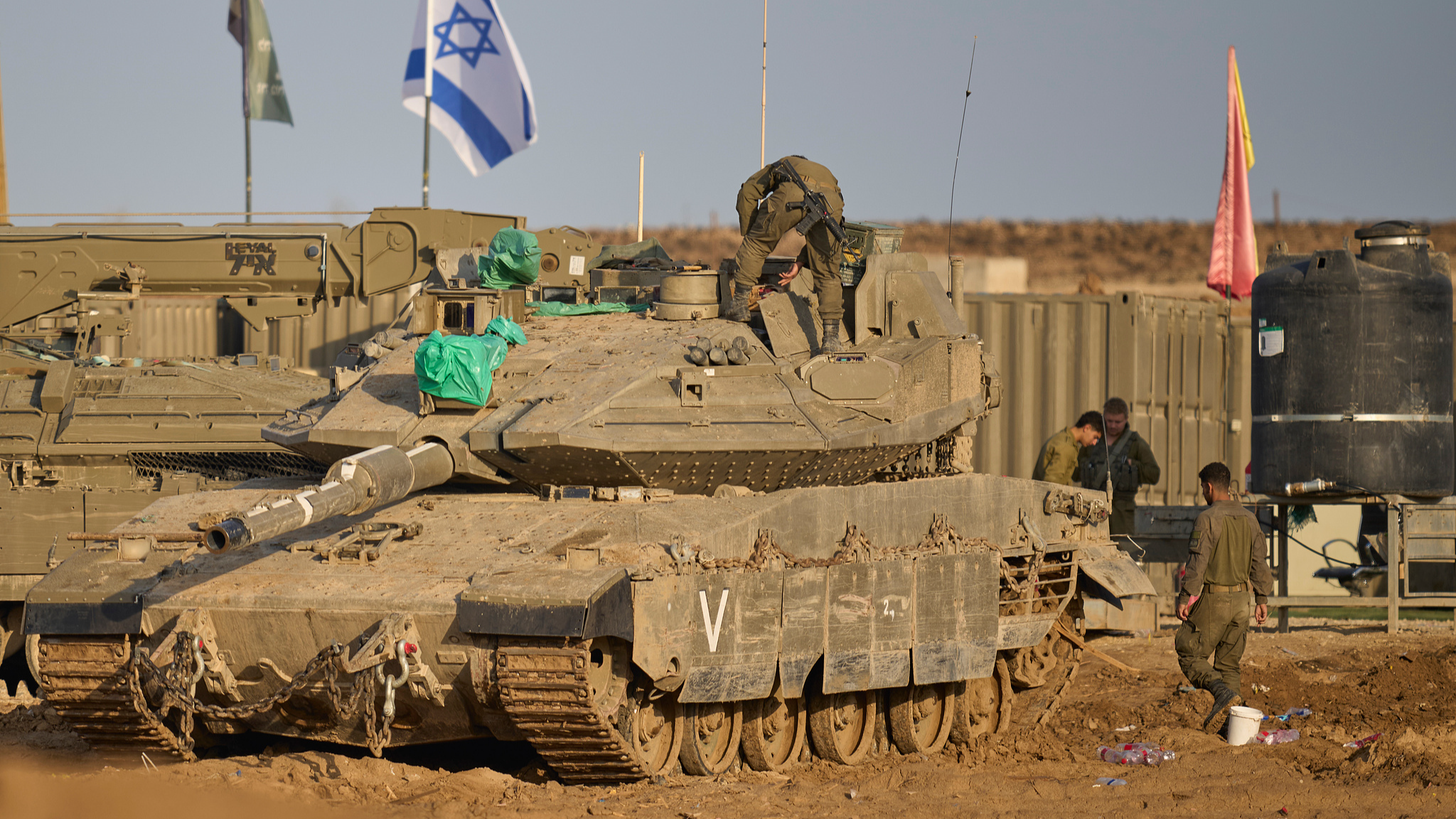 Israeli soldiers work on tanks at a staging area on the border with Gaza Strip, in southern Israel, November 18, 2025. /VCG
