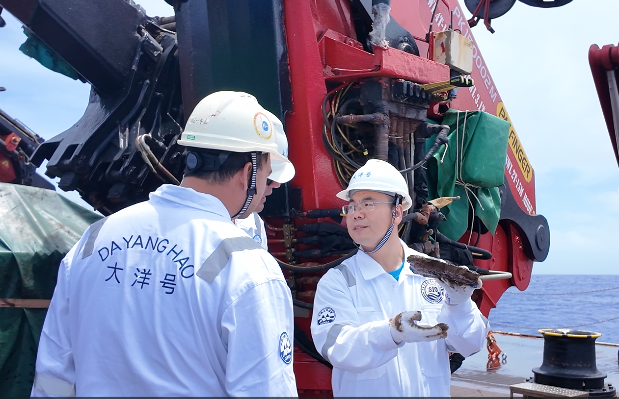 Chief scientist Li Xiaohu (R) briefs Cook Islands participants on the collected samples. /Ministry of Natural Resources