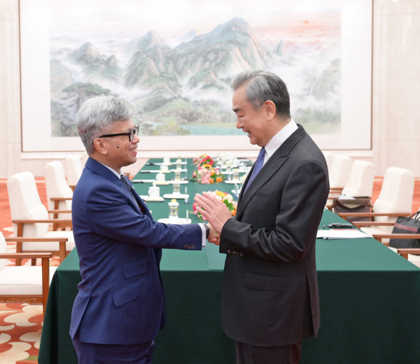 Wang Yi (R), a member of the Political Bureau of the Communist Party of China Central Committee and director of the Office of the Central Commission for Foreign Affairs, meets with Raja Dato' Nushirwan bin Zainal Abidin, director-general of Malaysia's National Security Council, in Beijing, China, November 25, 2025. /Chinese Foreign Ministry