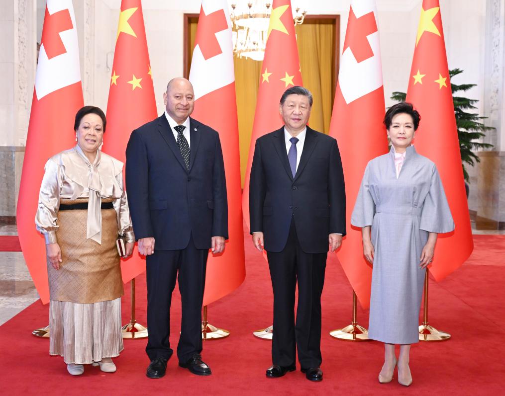 Chinese President Xi Jinping and his wife Peng Liyuan pose for a group photo with King Tupou VI of the Kingdom of Tonga and his wife Queen Nanasipau'u in Beijing, capital of China, November 25, 2025. /Xinhua