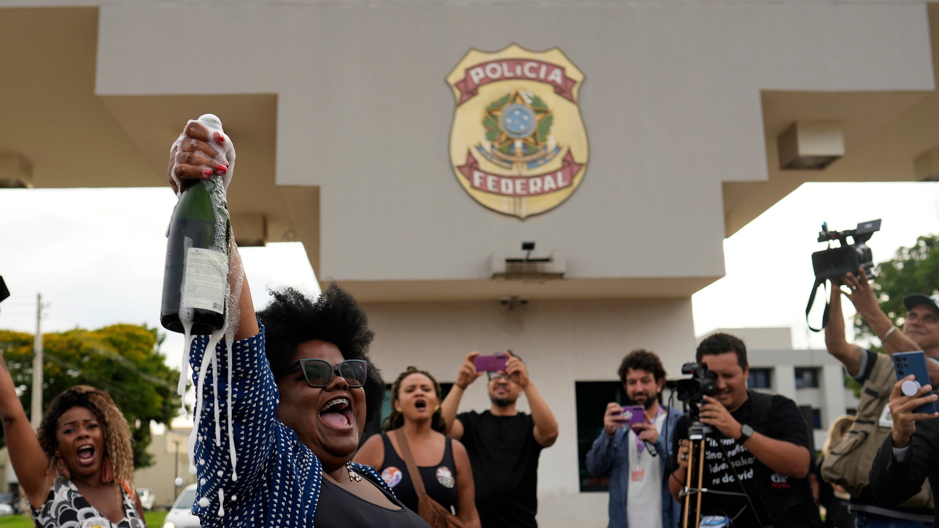 Opponents of former President Jair Bolsonaro celebrate his conviction for leading a coup attempt outside the federal police headquarters in Brasília, Brazil, on Tuesday, November 25, 2025. /VCG