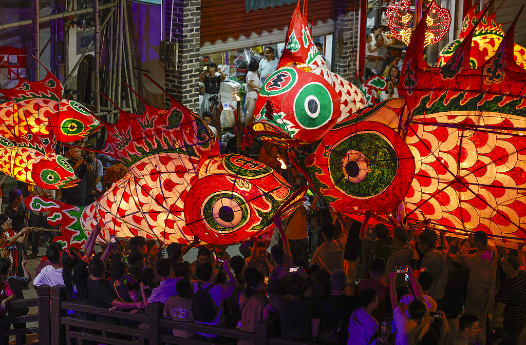Fish lantern performers parade through Xitou Village, Shexian County, Huangshan, Anhui, showcasing intangible cultural heritage on August 29, 2025. /VCG