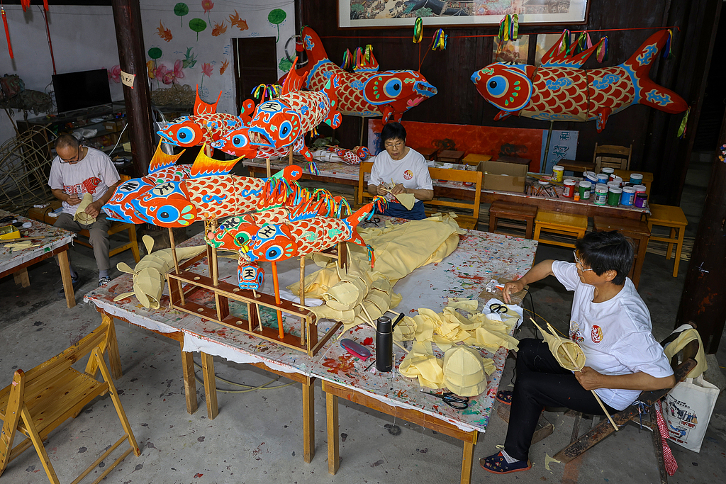 Craftsmen are spotted making fish lanterns in Zhanqi Village in Shexian County of Huangshan, Anhui on August 1, 2025. /VCG
