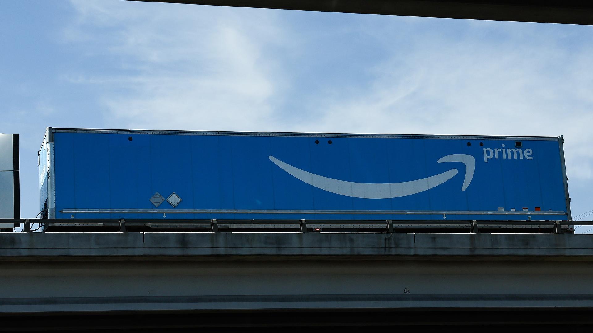 U.S. probes Amazon after delivery drone snaps internet cable in Texas