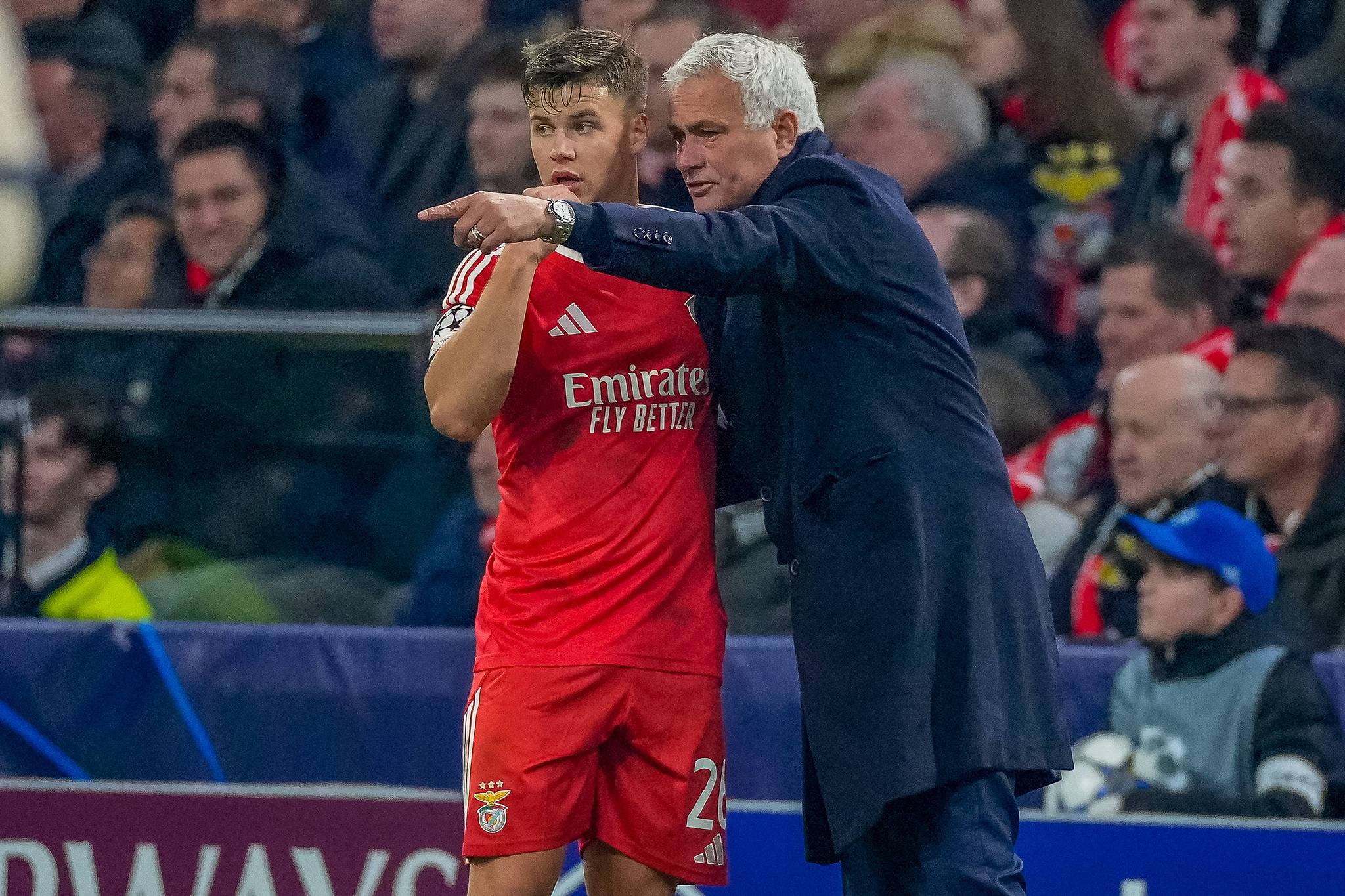 Benfica coach Jose Mourinho (R) instructs Samuel Dahl on facing Ajax in their UEFA Champions League match at the Johan Cruijff Arena in Amsterdam, Netherlands, November 25, 2025. /VCG