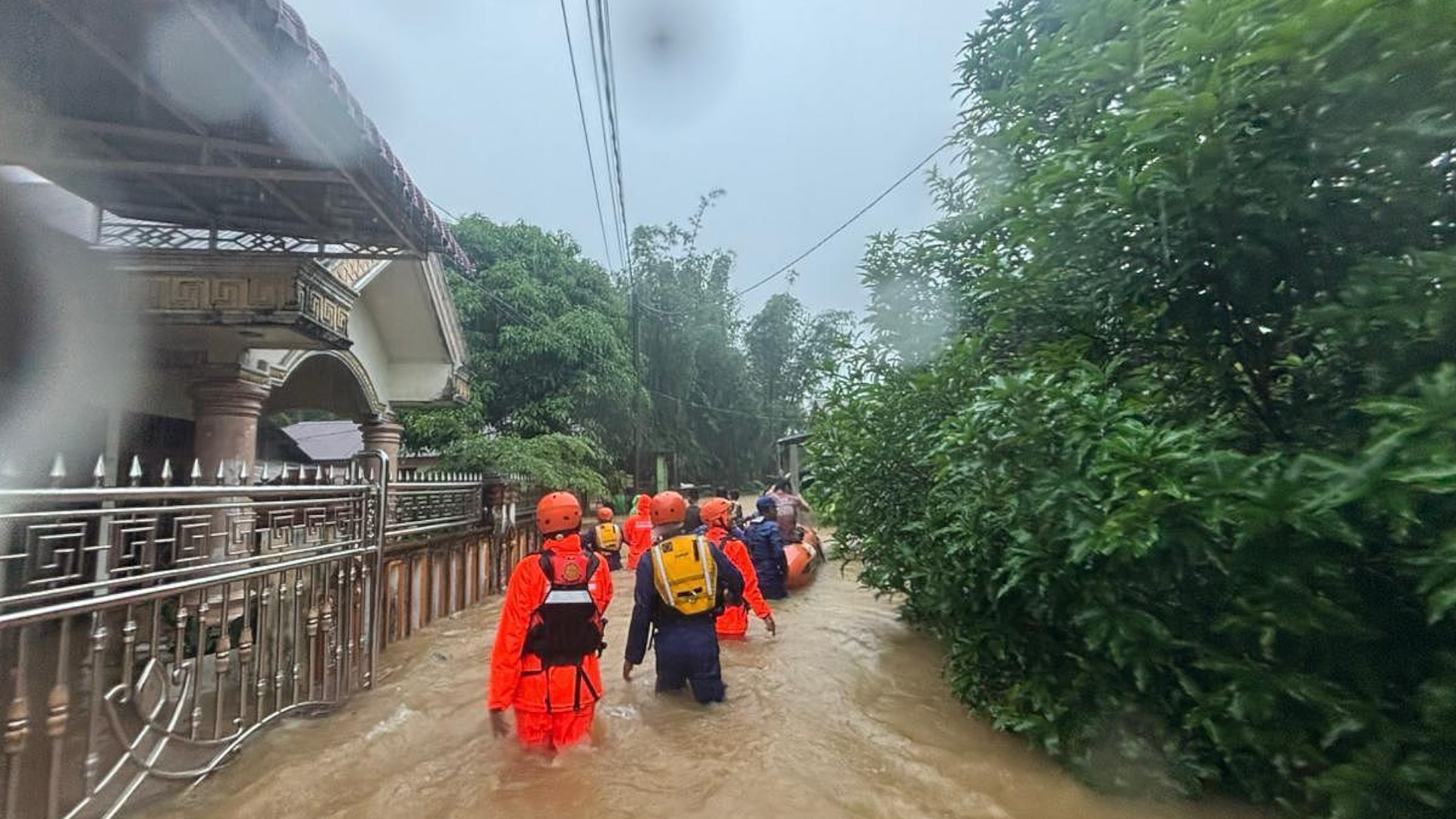 Search and rescue efforts continue in Sumatra, Indonesia, after torrential rains triggered flash floods and landslides that killed 13 people, injured 37, and left three others missing, November 26, 2025. /VCG