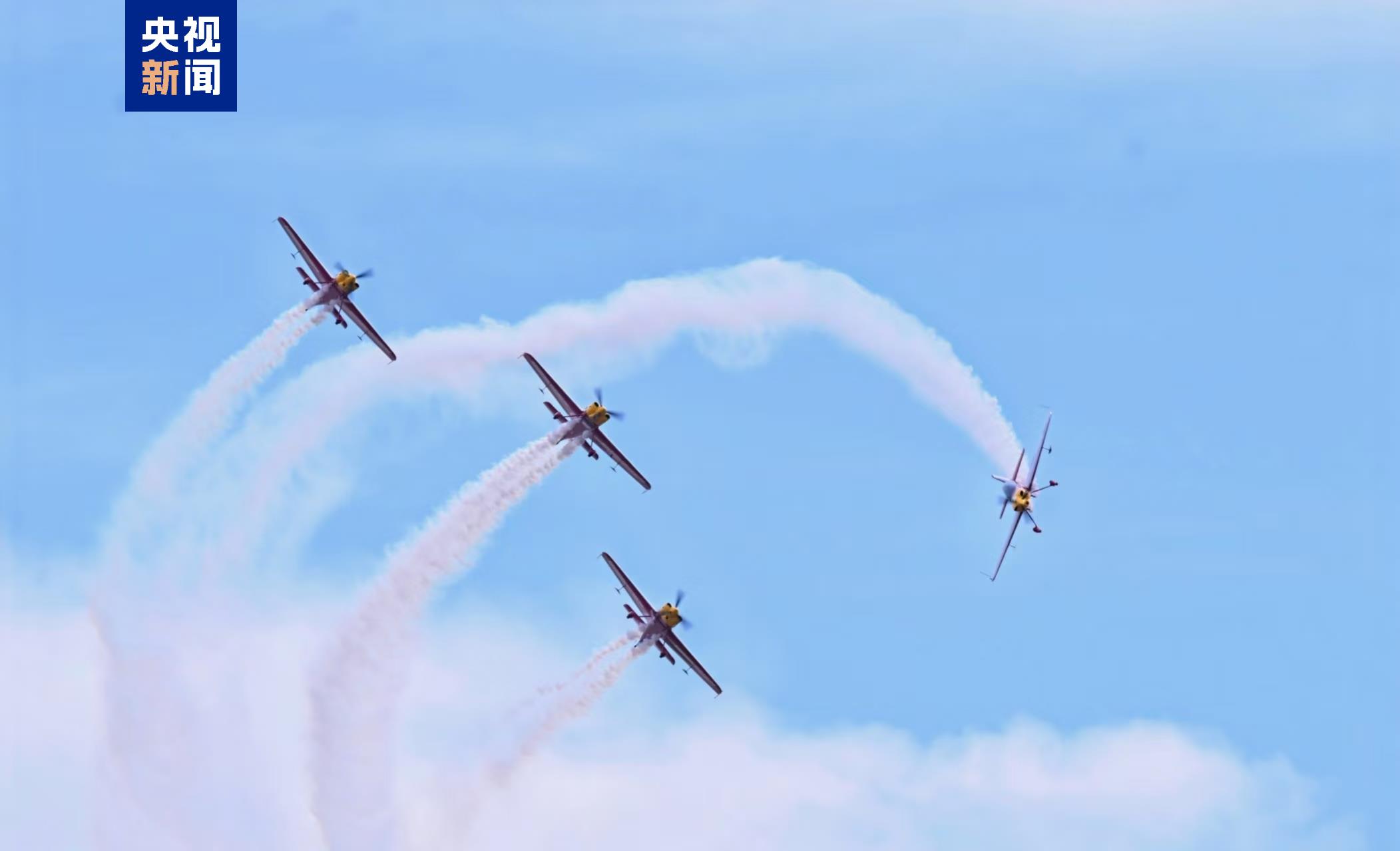 Aerobatic team performs in the sky, Zhuhai, China. /CMG