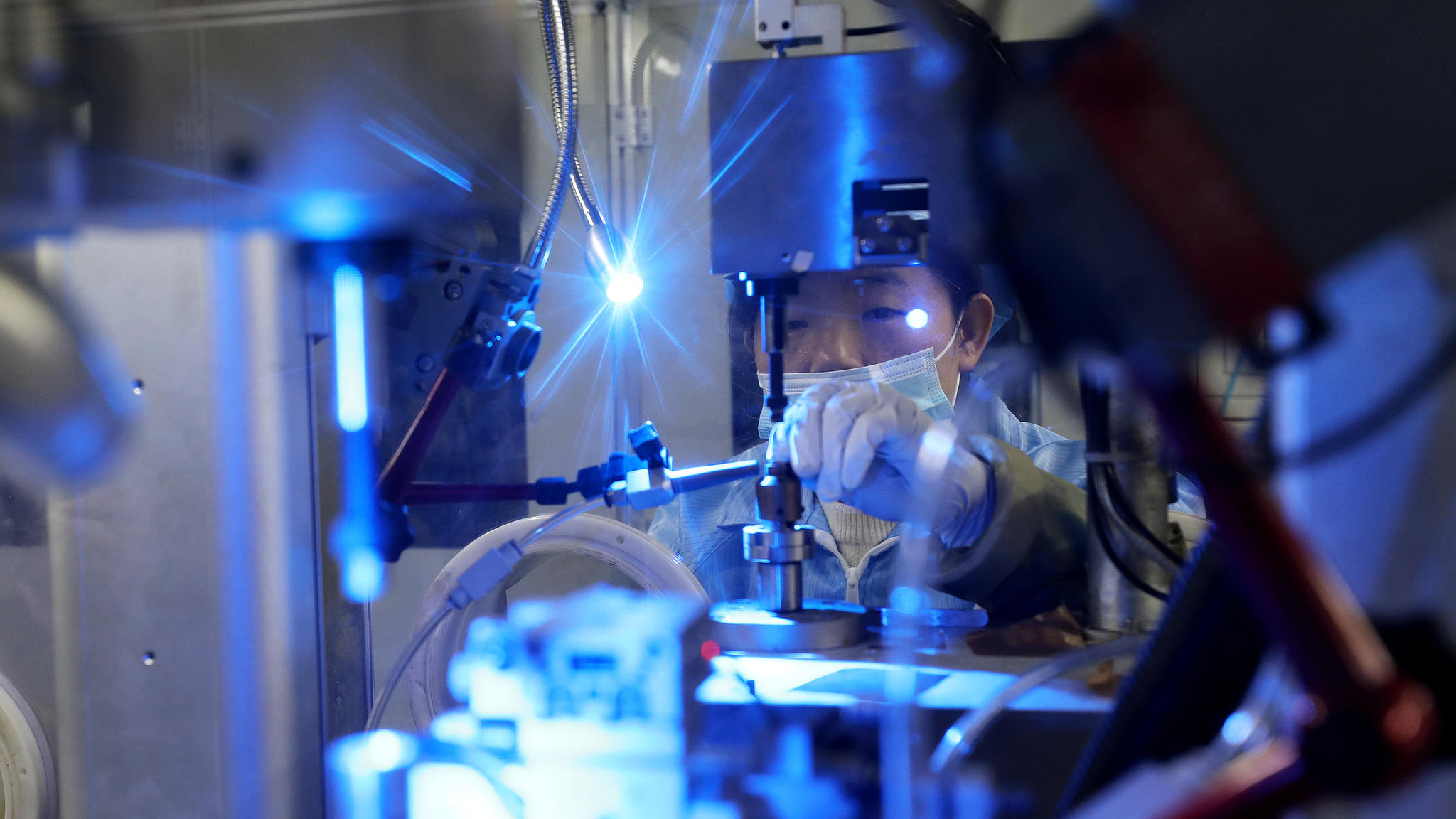 A worker in the electrolyte filling workshop of a micro steel-shell lithium-ion battery company in Anhui, east China, November 8, 2025. /VCG