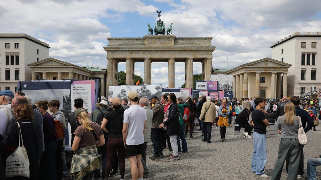 People attend a ceremony commemorating the 80th anniversary of the end of World War II in Europe at the Brandenburg Gate in Berlin, Germany, May 8, 2025. /Xinhua