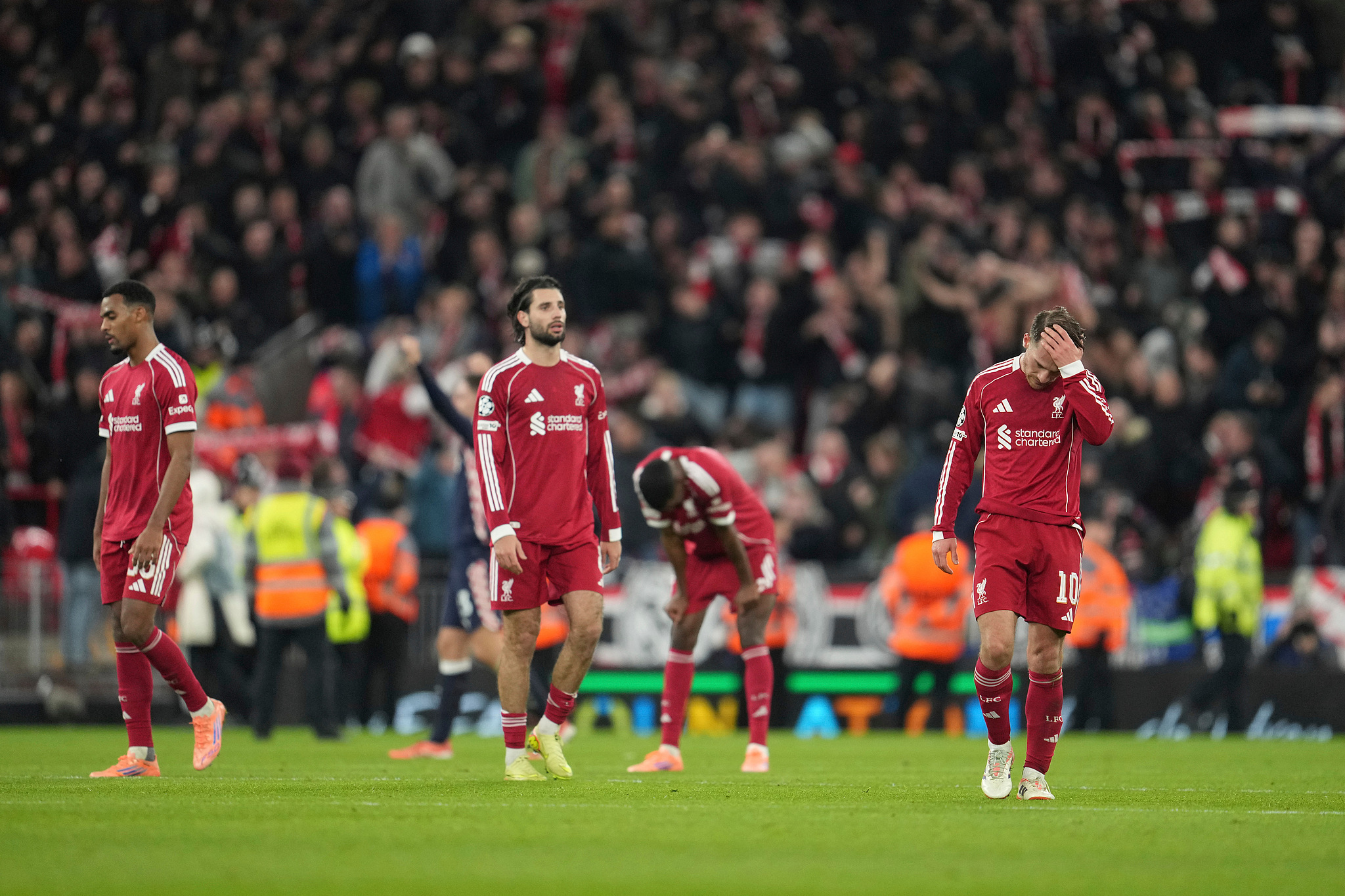 Liverpool players react after losing to PSV Eindhoven in their UEFA Champions League match at Anfield Stadium in Liverpool, England, November 26, 2025. /VCG