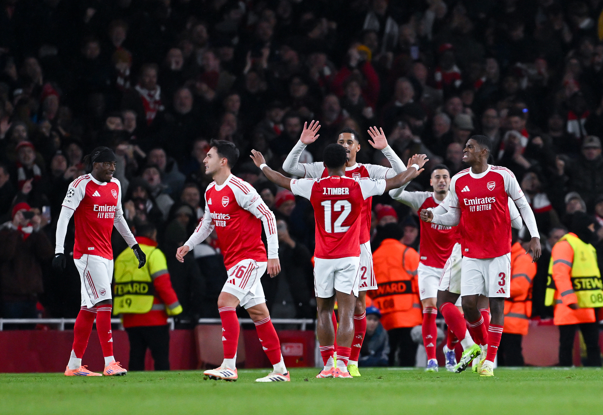 Arsenal players celebrate after beating Bayern Munich in their UEFA Champions League match at the Emirates Stadium in London, England, November 26, 2025. /VCG