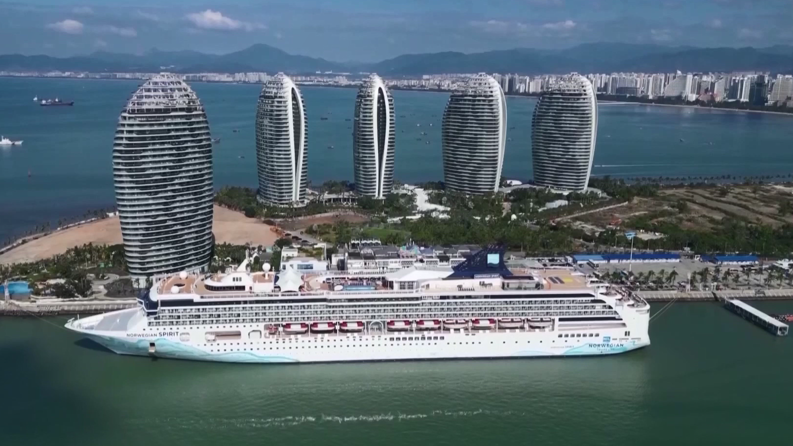 'Norwegian Spirit' cruise ship makes first visit to Sanya