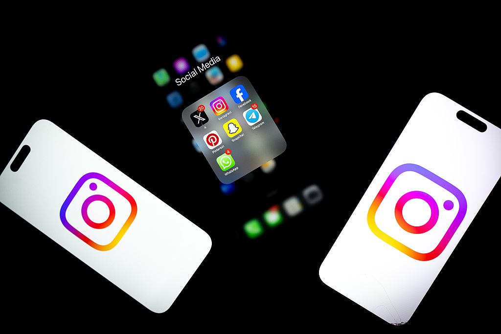 A mobile phone screen displays the Instagram logo and a social media folder. /CFP