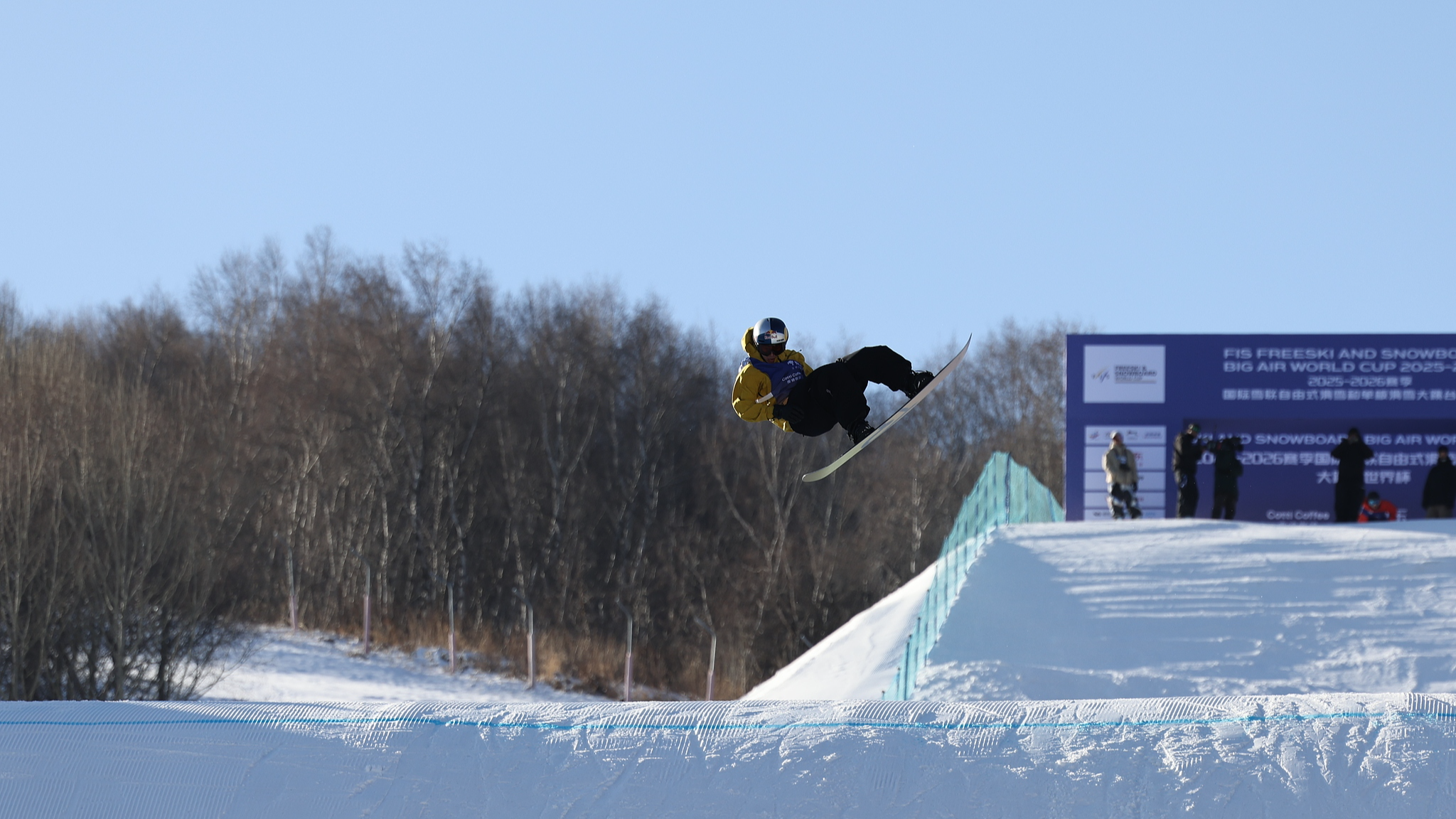 China's Su, Canada's Bouchard lead qualifiers at Big Air World Cup