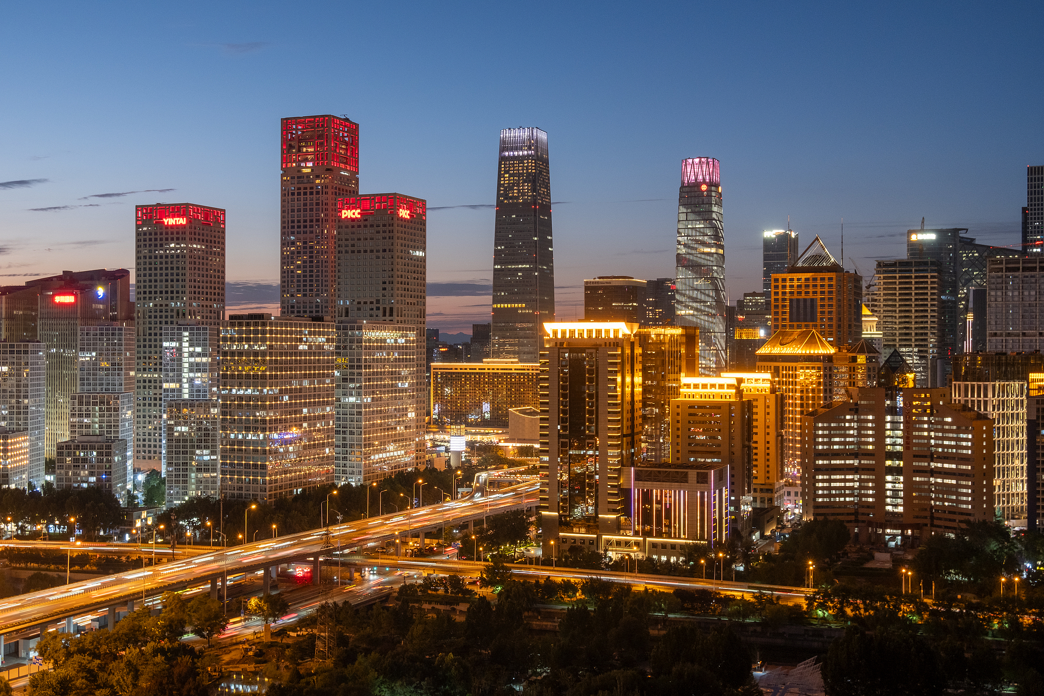 Pemandangan malam cakrawala CBD di Beijing, Tiongkok, 9 Agustus 2025. /VCG
