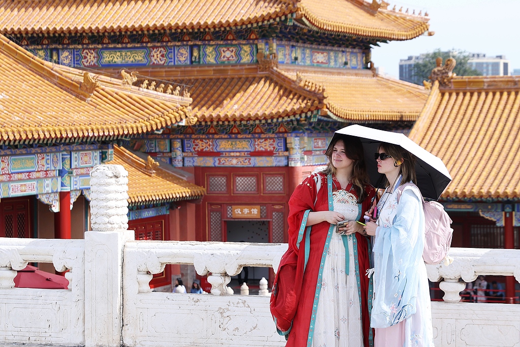 Turis asing menjelajahi Kota Terlarang di Beijing pada 1 Oktober 2025. /VCG