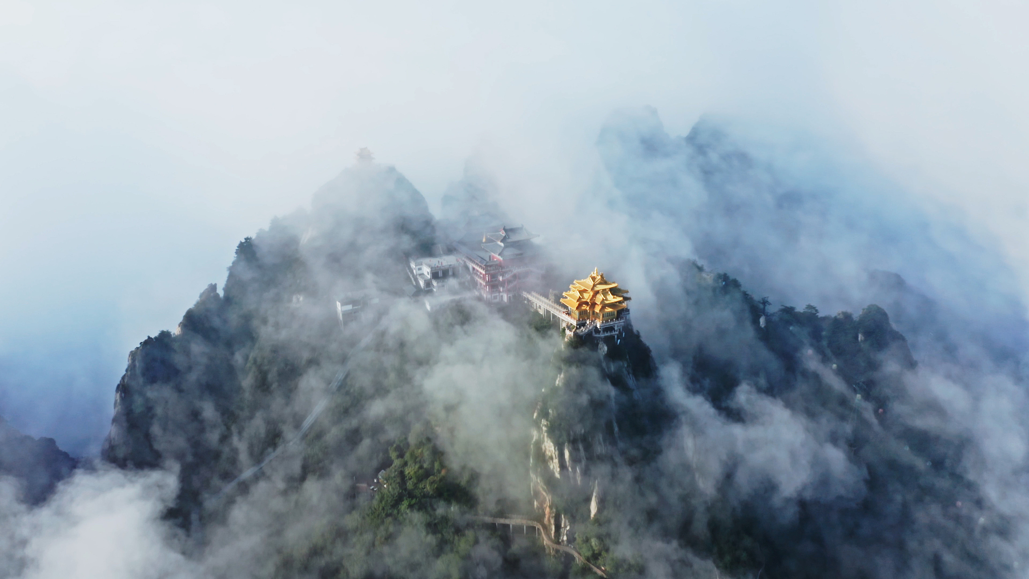 Laojun Mountain is a renowned sacred Daoist mountain and a significant pilgrimage destination in Luanchuan County, Luoyang City, Henan Province, China. /VCG