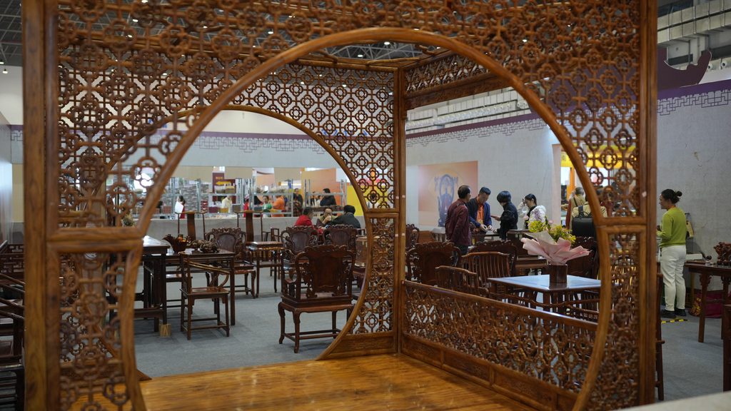 Agarwood and Huanghuali International Trade Fair held in Hainan