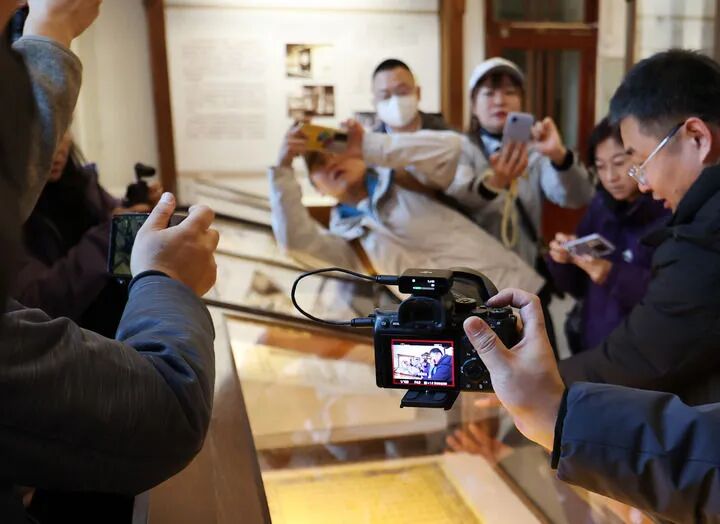 Reporter mengambil gambar