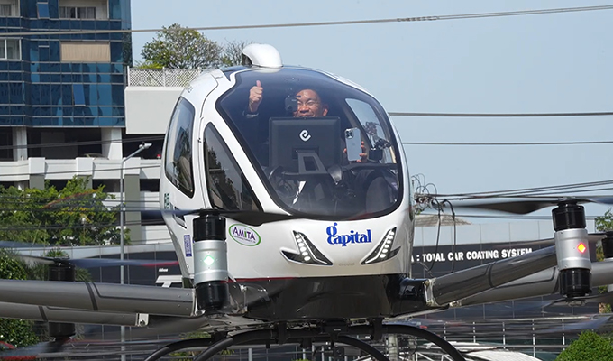 Arak Sutivong, deputy CEO of Siam Commercial Bank, took a ride on EH216-S at the bank's headquarters in Bangkok, Thailand, November 24, 2025. /EHang