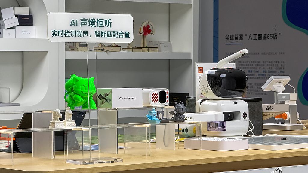 Inside the world's first robot 6S store in Shenzhen, Guangdong Province. /VCG