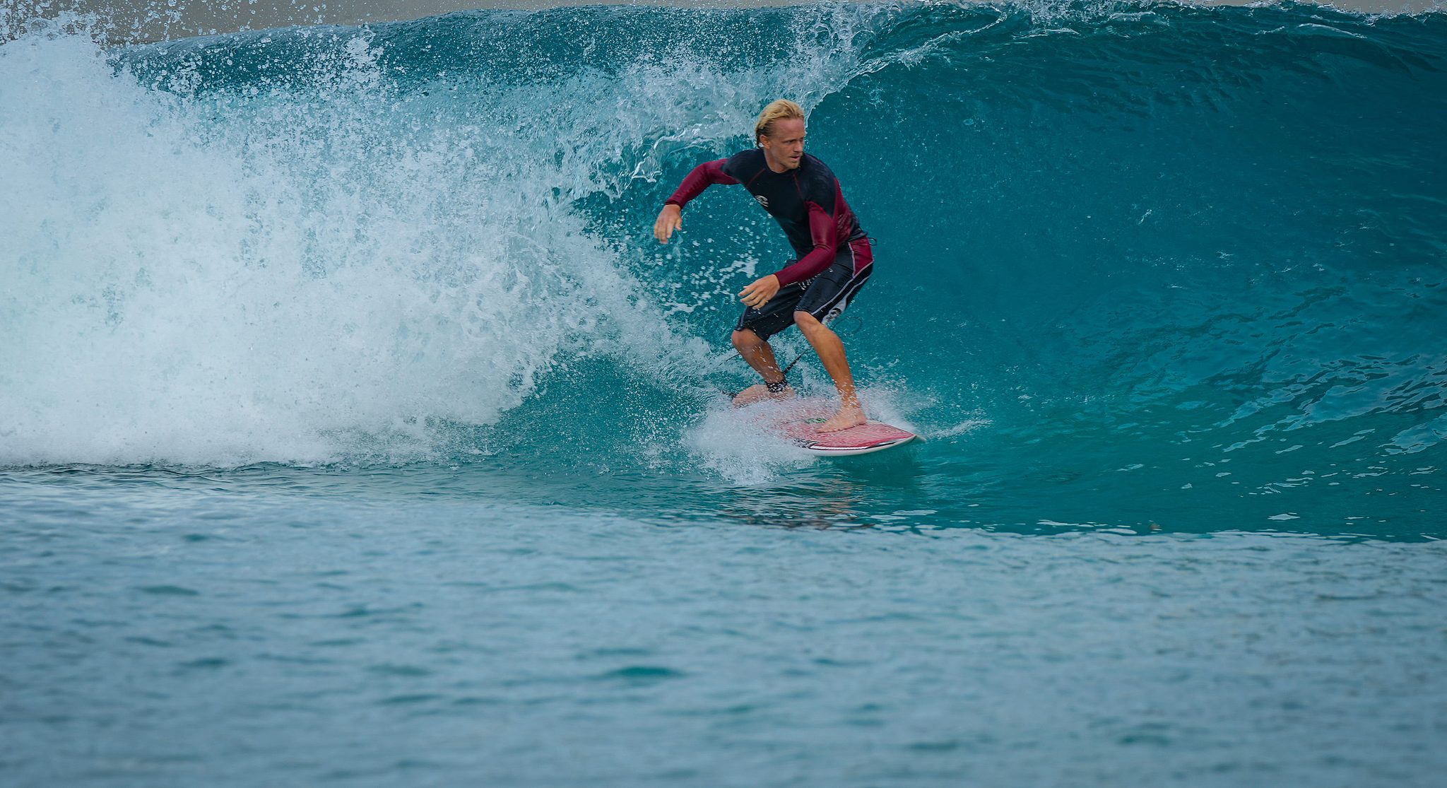 A foreign visitor surfs in a bay in Wanning, Hainan Province. /VCG