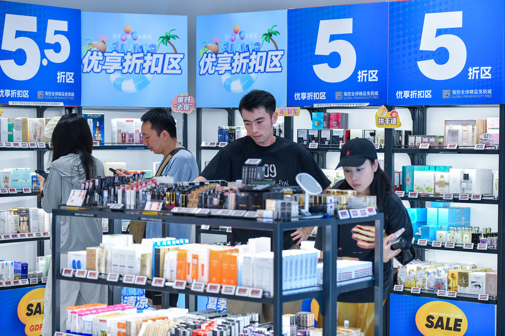Customers select goods at a duty-free shop in Haikou, Hainan Province. /VCG