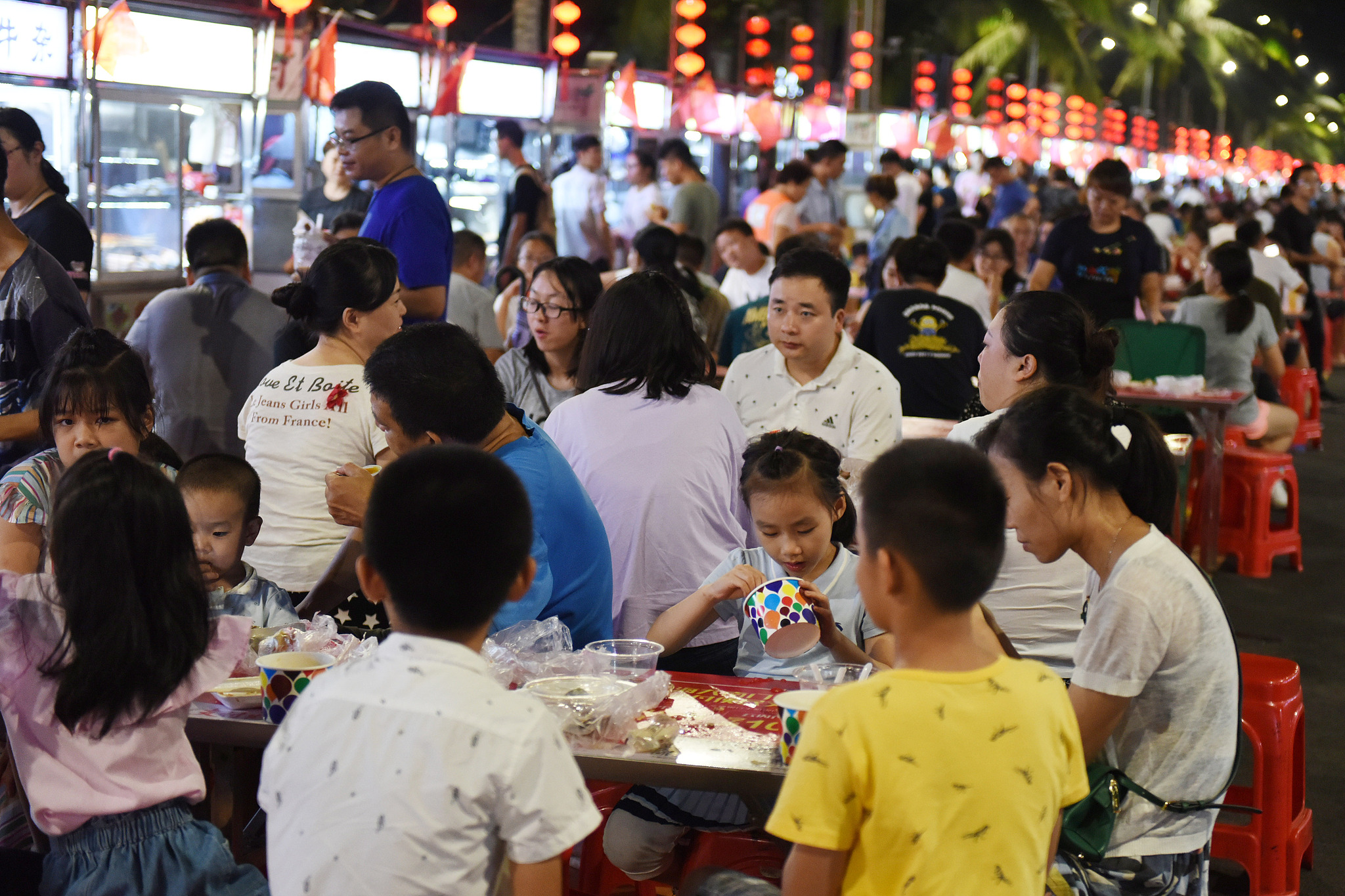 People dine at a snack street in Haikou, Hainan Province. /VCG
