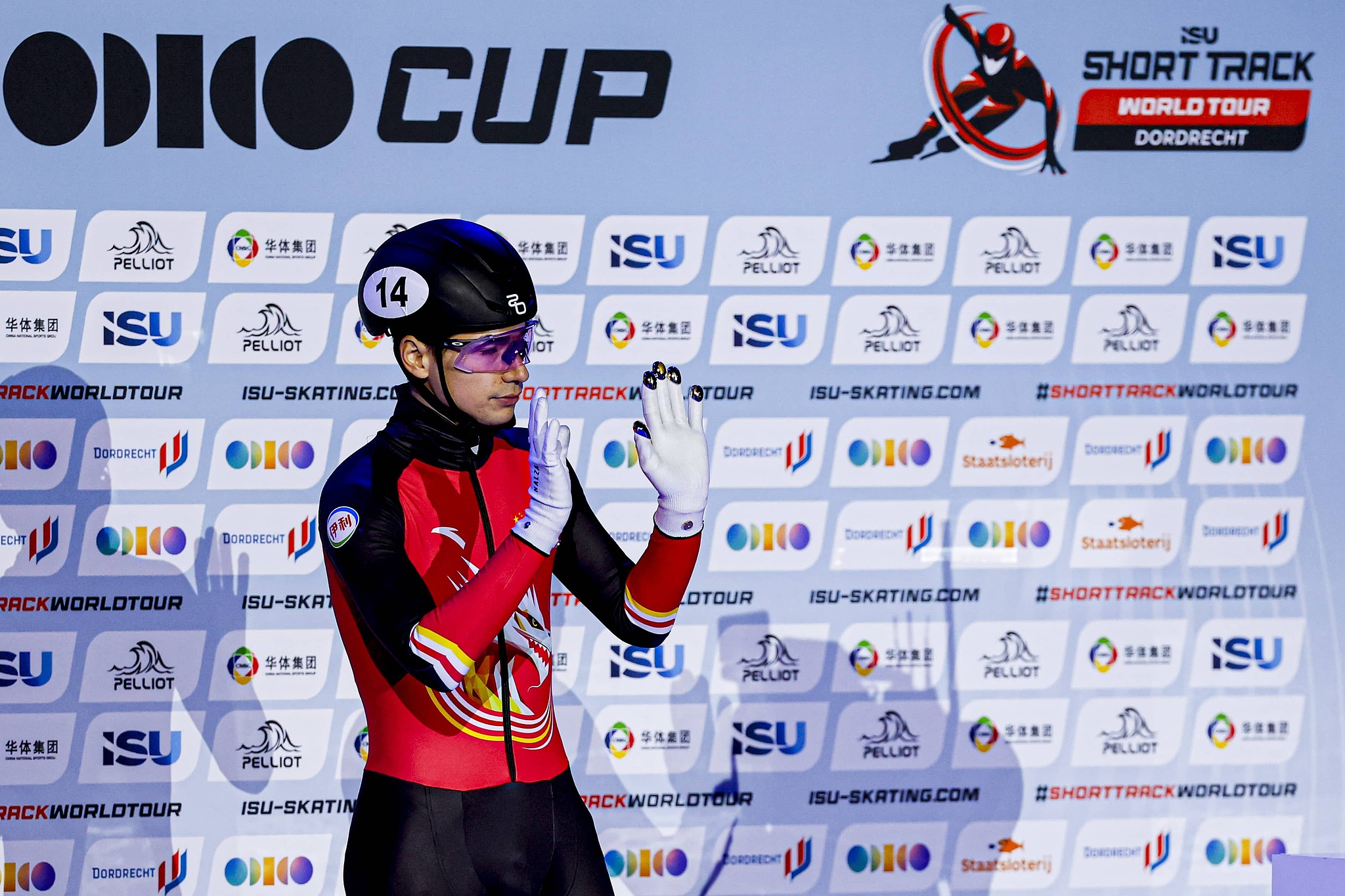 China's Liu Shaoang gestures before competing in the men's 1,000 meter final at the ISU (International Skating Union) Short Track World Tour at Sport Boulevard Dordrecht in Dordrecht, Netherlands, November 30, 2025. /VCG
