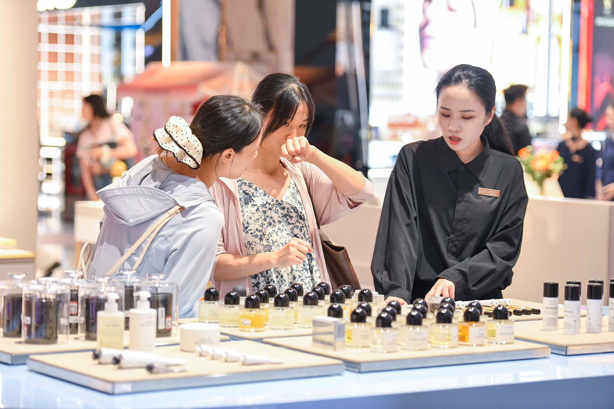 Customers shopping at a duty-free shop in South China's Hainan Province, October 1, 2025. /VCG