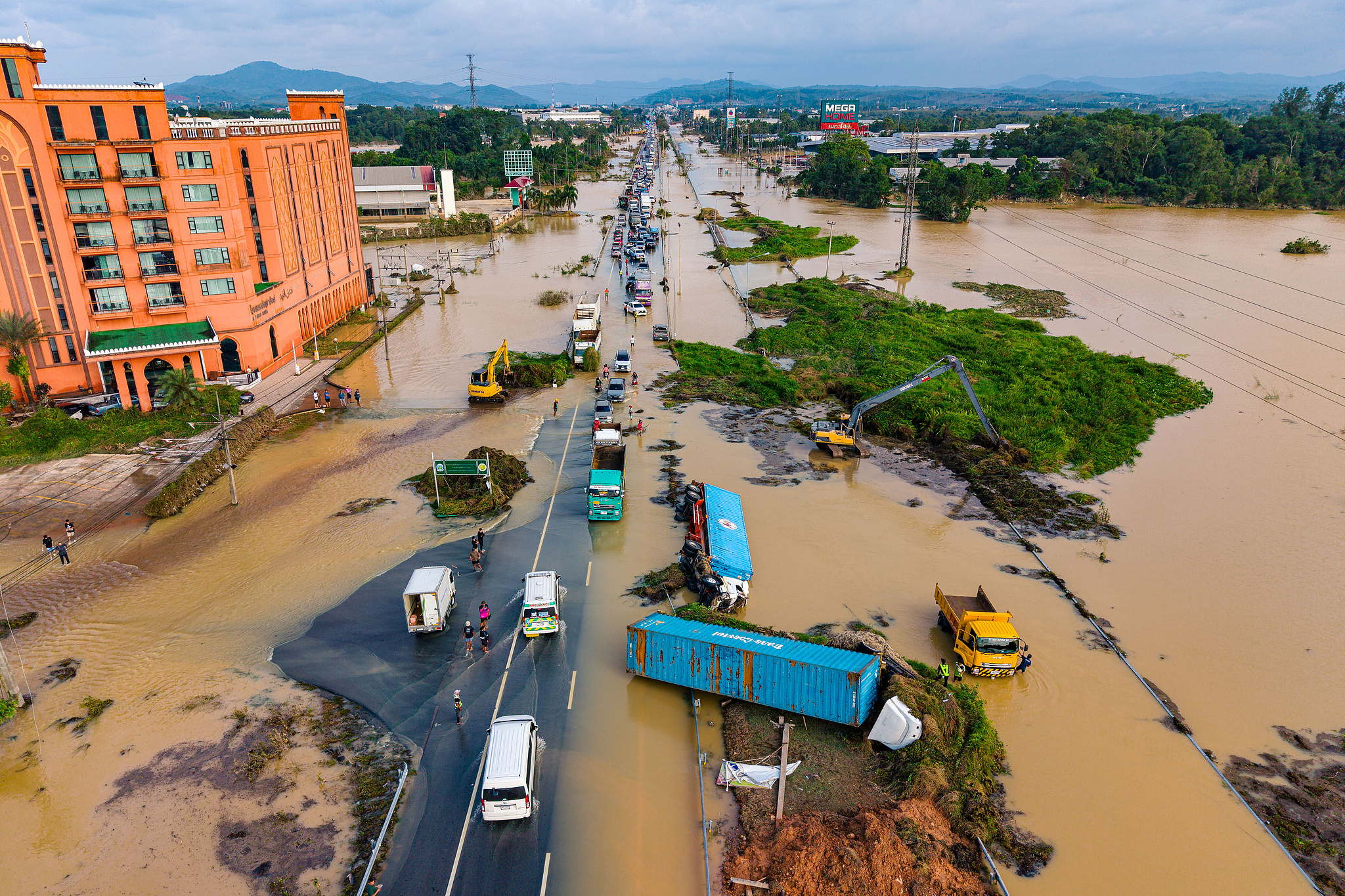 Officials remove piles of earth and debris from the Hat Yai-Pattani bypass road in Hat Yai, Songkhla province, Thailand, November 27, 2025. /VCG