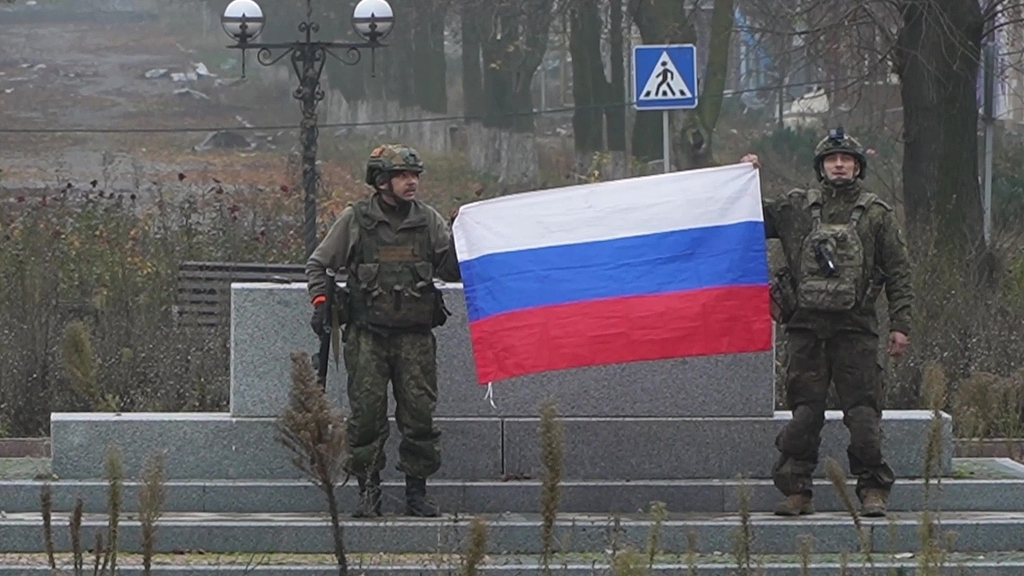 Russian servicemen hold a national flag in the central square of the city of Krasnoarmeysk amid Russia's military operation in Ukraine, December 2, 2025. /VCG