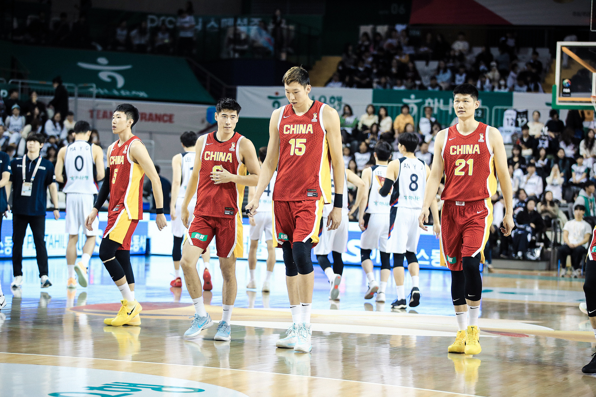 China's players leave the court after losing to the Republic of Korea in a 2027 FIBA World Cup Qualifying Asian Group B game in Wonju, Republic of Korea, December 1, 2025. /VCG