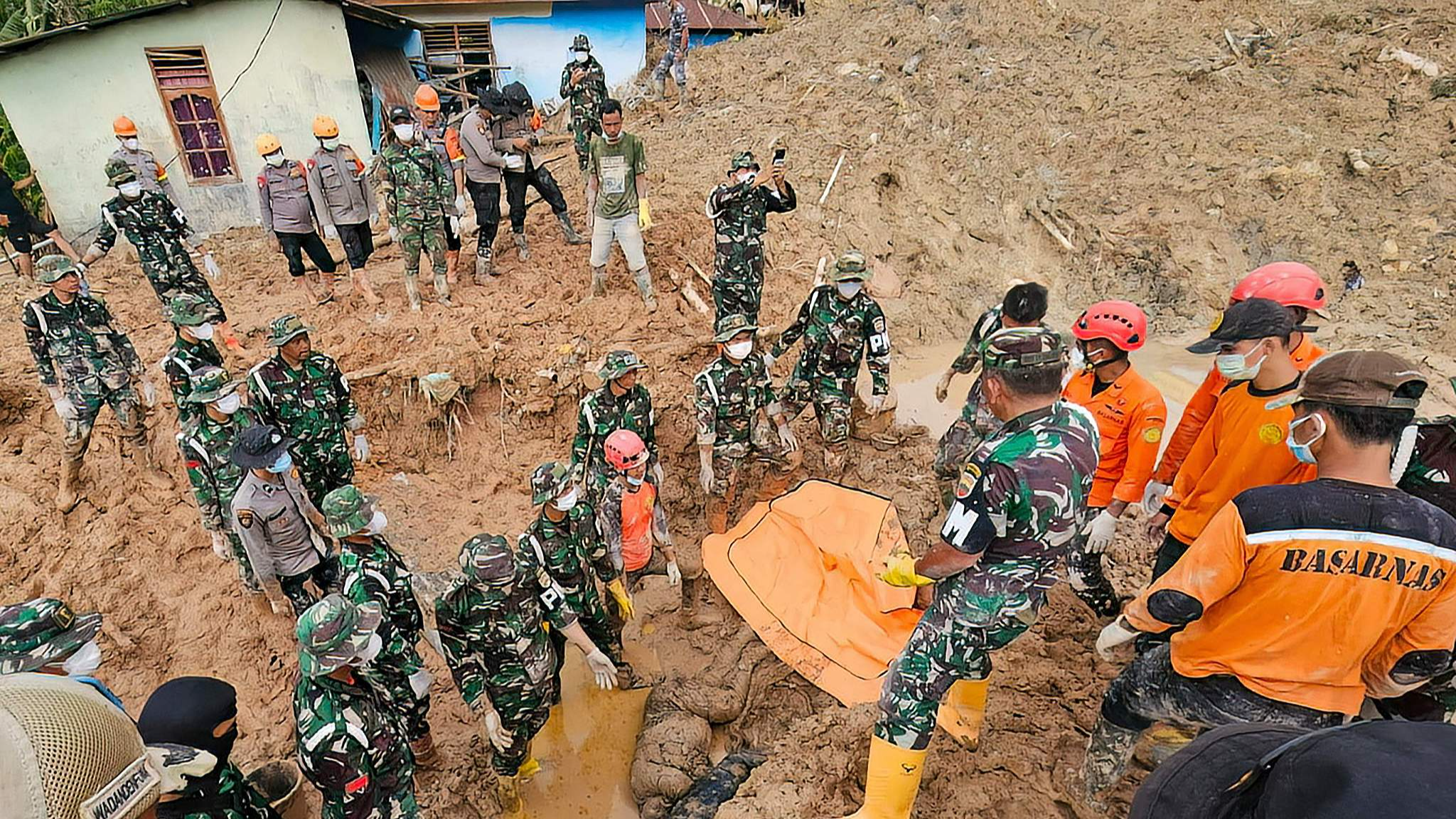 Military, police and rescue personnel retrieve two bodies after digging through mud in Sibalanga Nillage, North Tapanuli, North Sumatra, Indonesia, December 2, 2025. /VCG