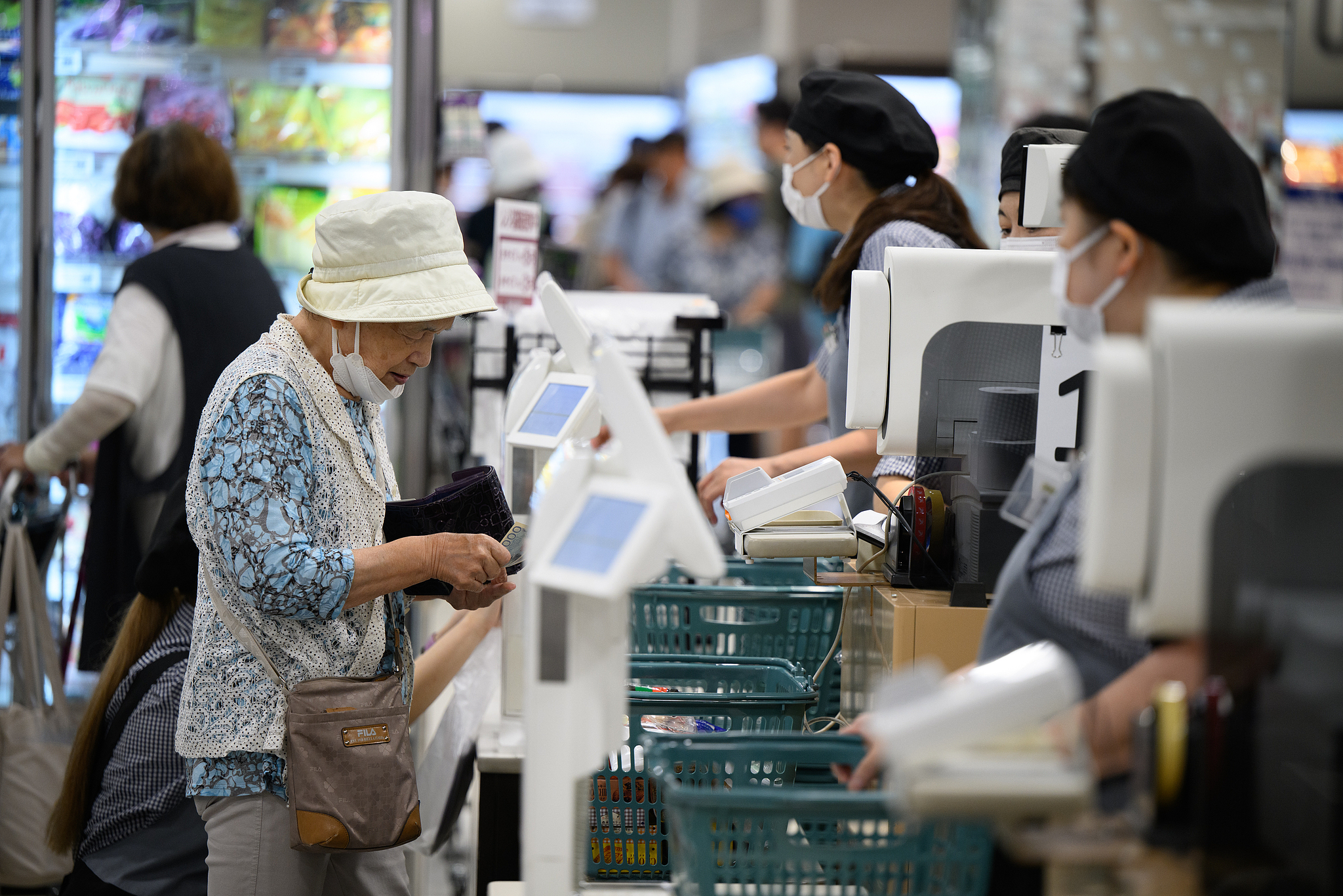 A customer paying at a cashier at a supermarket in Tokyo, Japan, September 3, 2025. /VCG