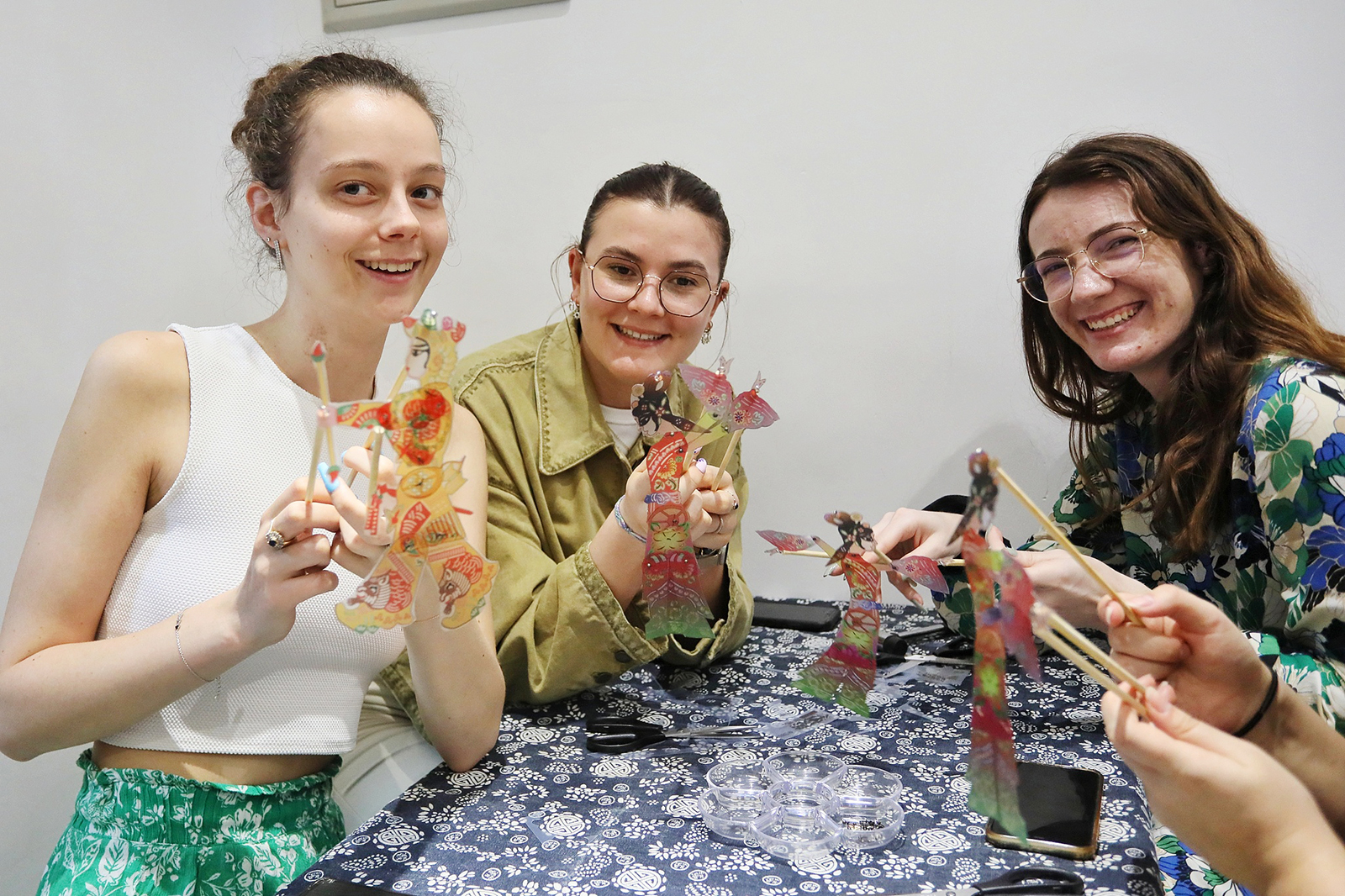 French students experience Chinese shadow puppetry in Tai'an, Shandong Province on April 13, 2024. /VCG