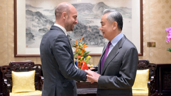 Chinese, French foreign ministers meet in Beijing